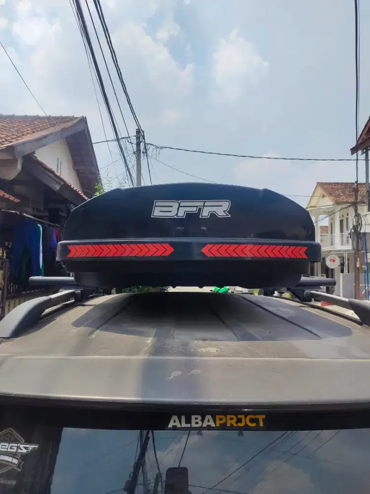Roof box mobil bekas