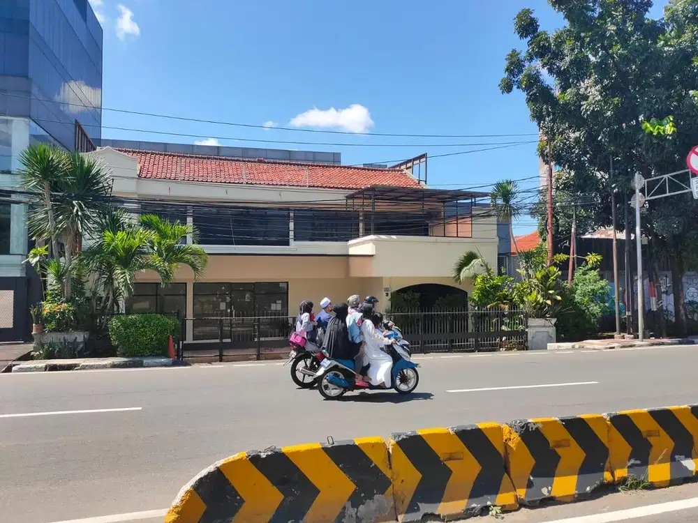 Di Jual rumah pinggir jalan raya cocok untuk usaha
