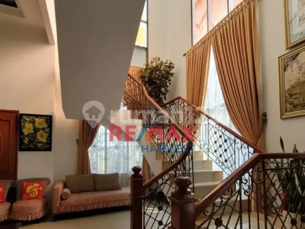 Rumah Mewah Posisi Hook 2 Lantai Bagus SHM