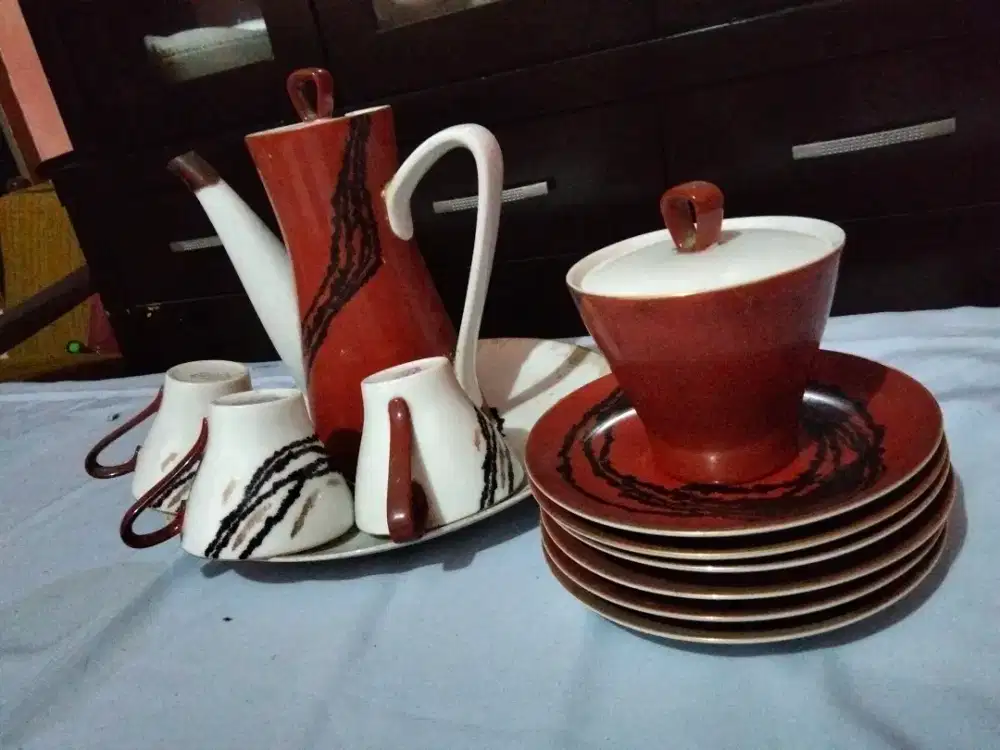 Tea Set merk  Narumi China dan hiasan Granit