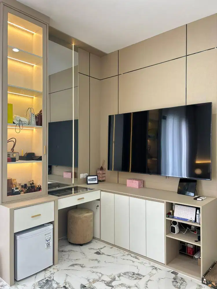 BACKDROP TV DAN MEJA RIAS