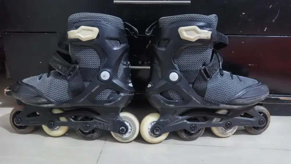 Sepatu roda size 42 layak pakai