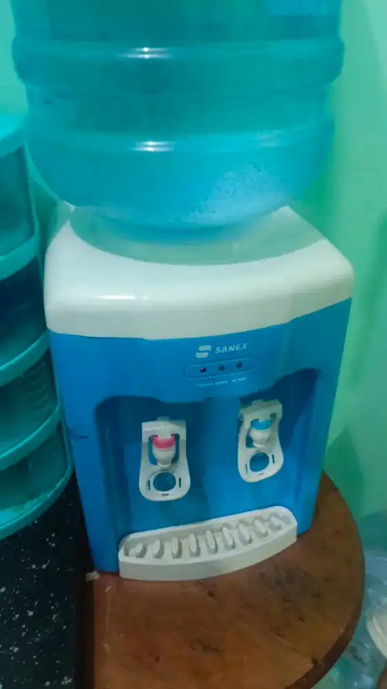 Dispenser air panas sanex