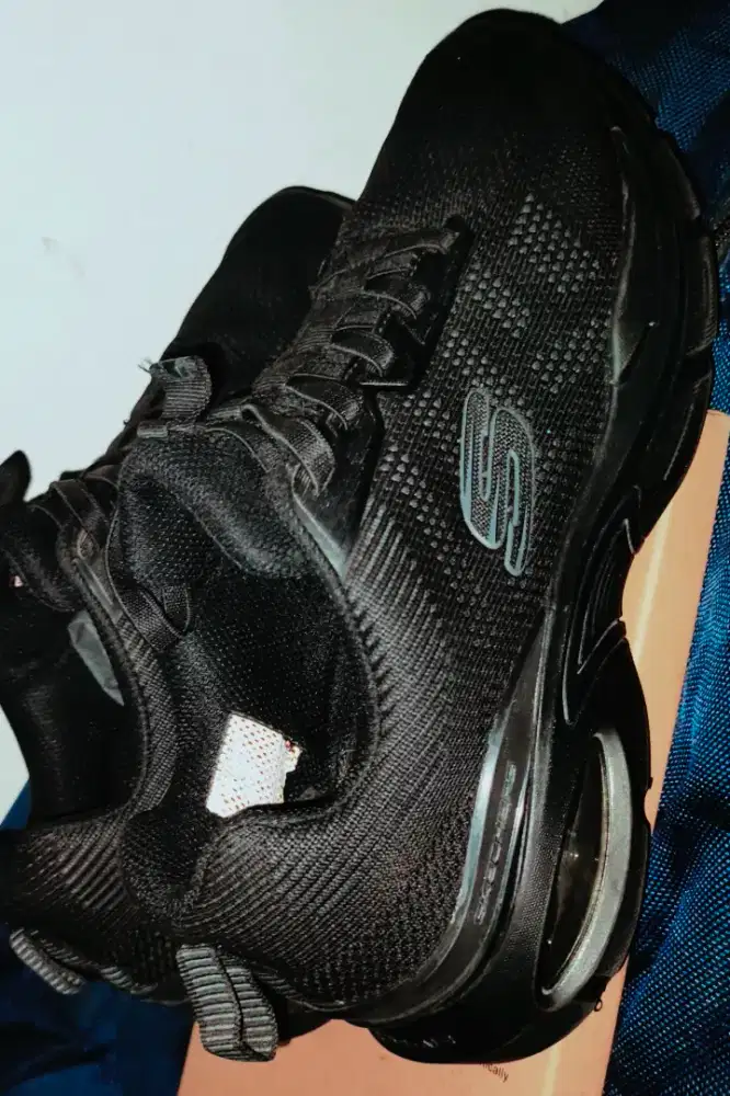 Sepatu pria Skechers air ventura