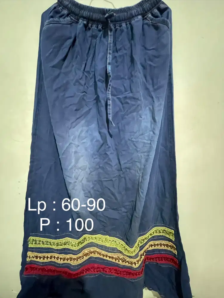 Rok dan atasan wanita