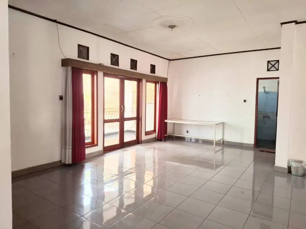 Disewakan Rumah 3 Lantai di Sayap Suryasumatri Bandung Utara