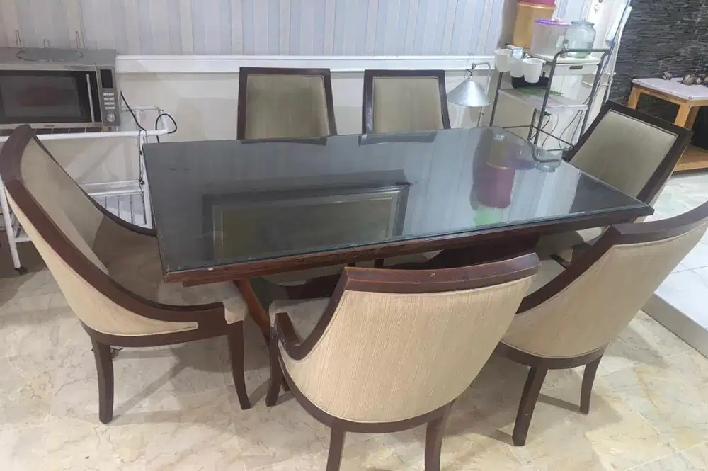 Meja makan merk Rosewood tipe Felicia Dining Table