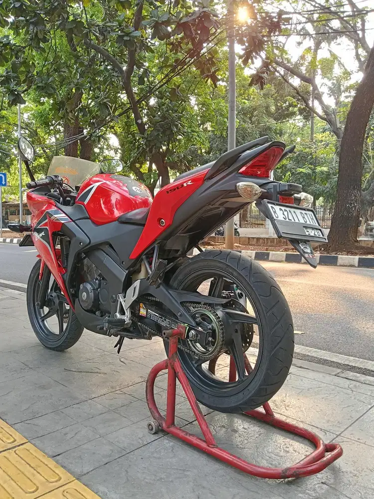 DIJUAL CASH HONDA CBR 150R CBU THN 2013 PJK IDUP SIAP PAKAI