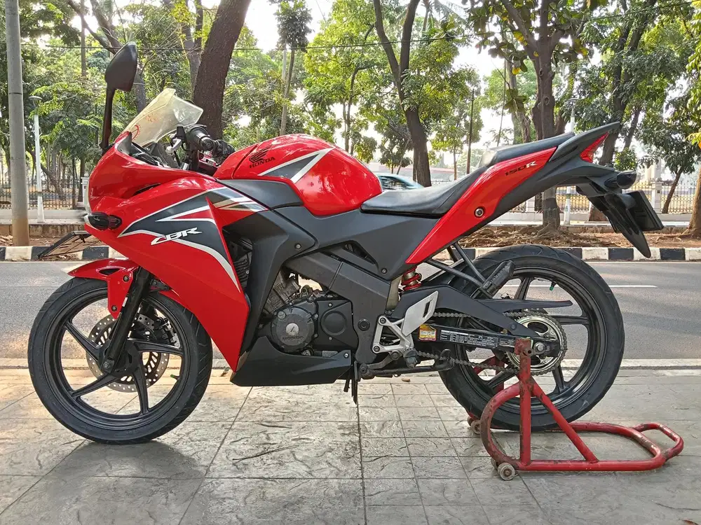 DIJUAL CASH HONDA CBR 150R CBU THN 2013 PJK IDUP SIAP PAKAI