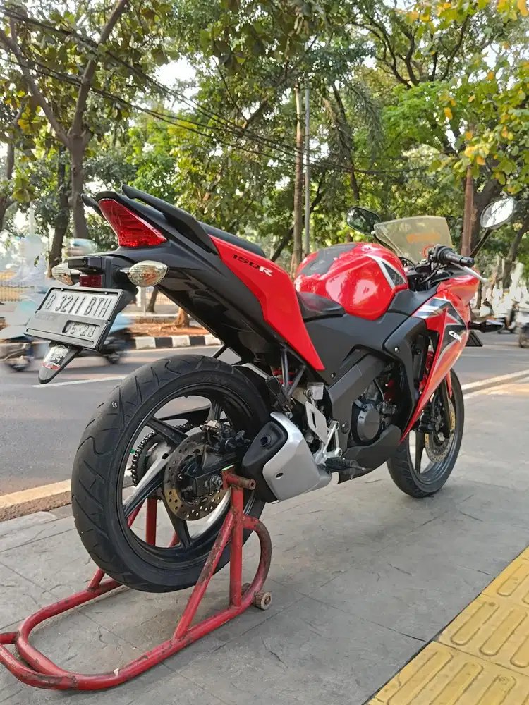 DIJUAL CASH HONDA CBR 150R CBU THN 2013 PJK IDUP SIAP PAKAI