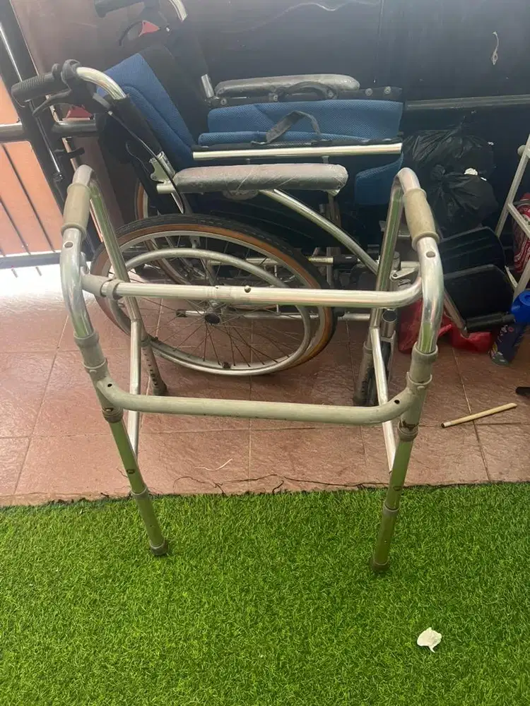 Kursi roda untuk lansia
