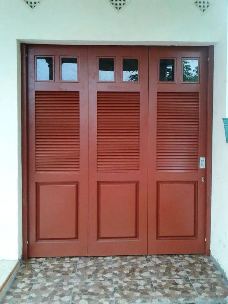 Pintu garasi sliding lipat