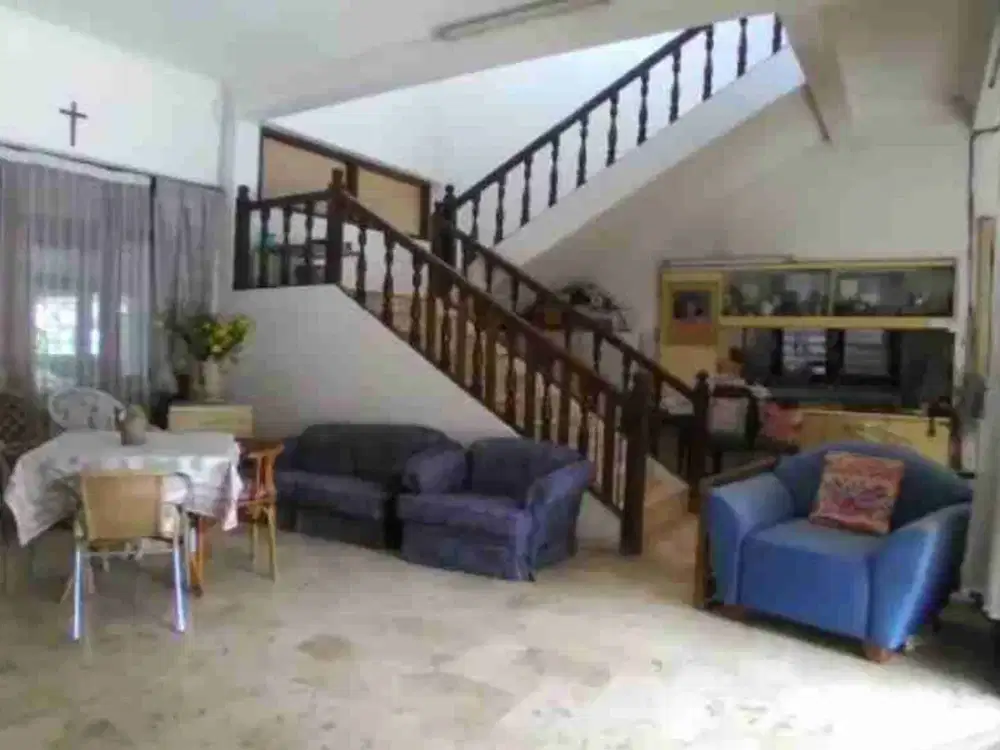 Dijual Murah Rumah Klasik di Raya Kertajaya Indah Tengah Surabaya