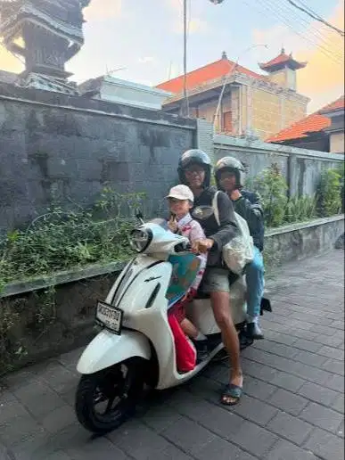 Jemput pulang anak sekolah saja naik motor sendiri.