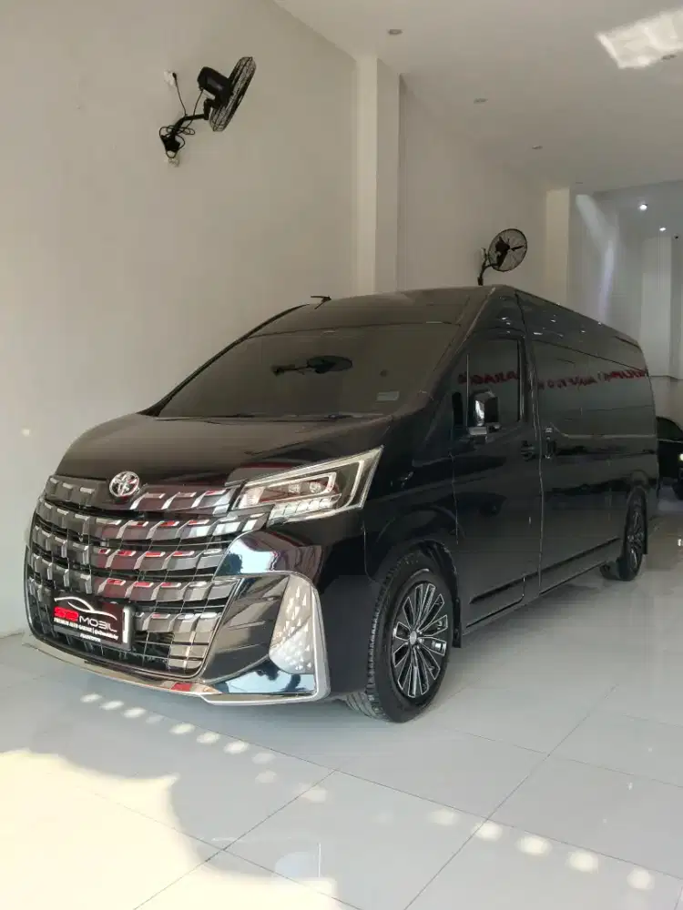 Toyota HiAce Premio 2.8 Diesel Manual 2024 Hitam