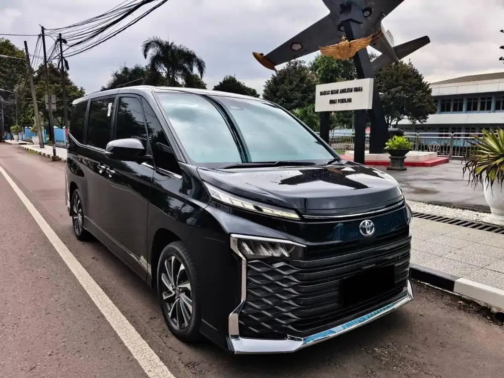 Low Km
17rban Toyota New Voxy 2.0 AT Facelift Hitam 2023 tangan 1
