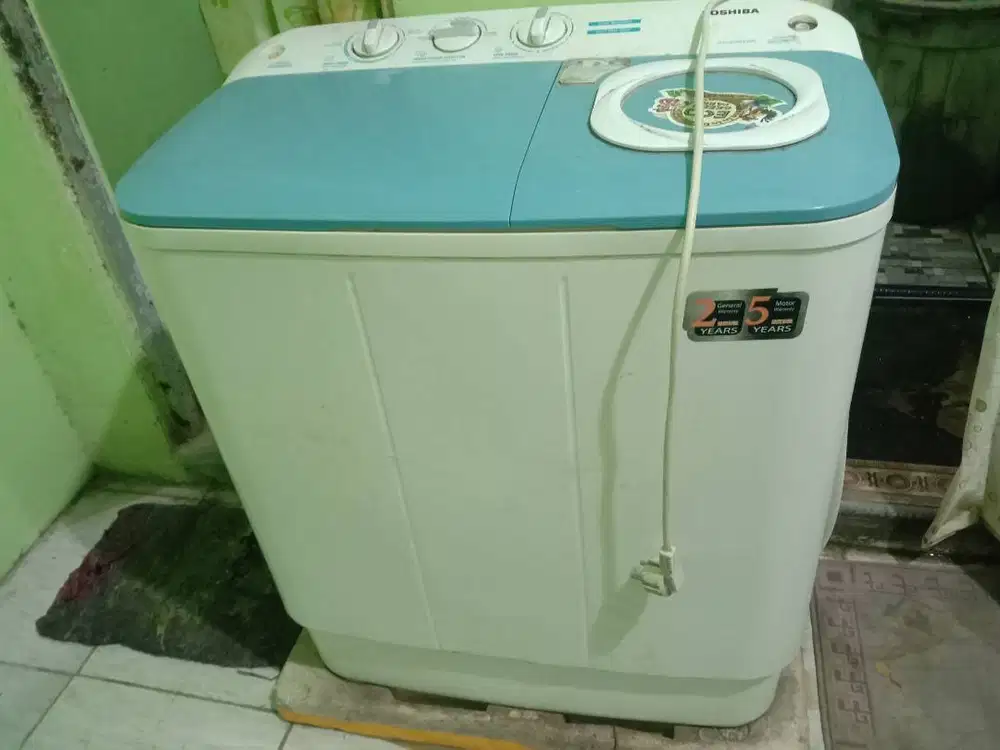 Lemari makan UK 1,5M kondisi bagus  dan mesin cuci 2 tabung