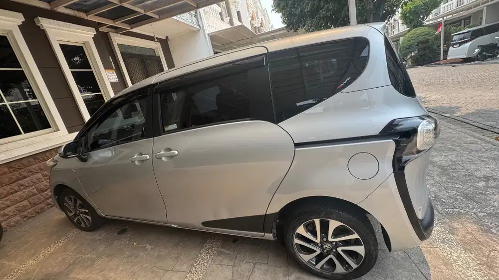 Dijual mobil sienta type v warna 2017