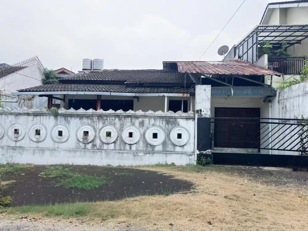 jual  Rumah berada di Jl. Saparua, Megapolitan Estate, Cinere - Depok, kawasan hunian yang memiliki akses mudah menuju berbagai fasilitas penting.