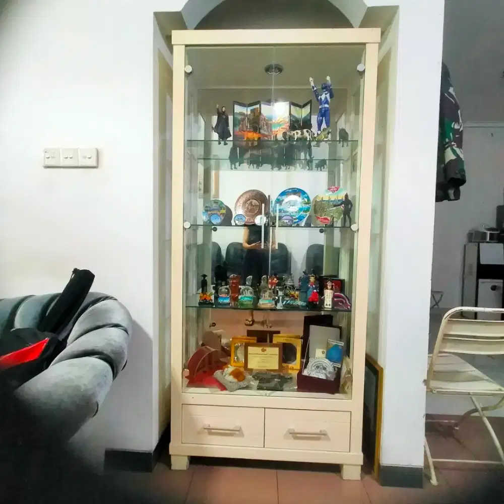 Lemari kaca pajangan dua pintu