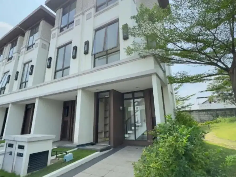 TURUN HARGA! Rumah 3 Lantai Hook di Lavon Osaka
