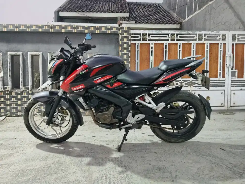 Kawasaki bajaj 200cc thn 2013 siap pakai mesin cakep. Tangerang