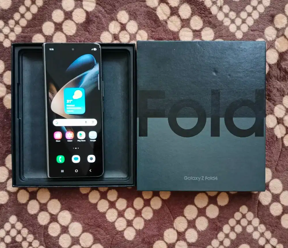Samsung Z Fold 4 12/1000gb ( RARE)