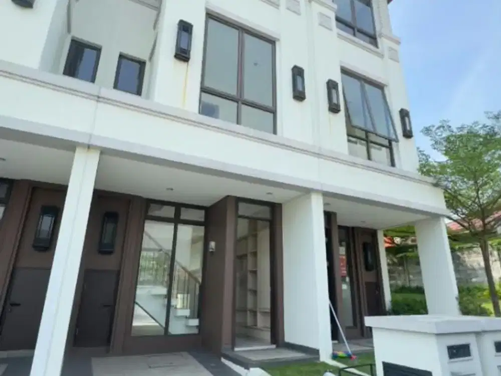 CEPAT TERJUAL! Rumah Hook 3 Lantai – Rp1,1 M Nego
