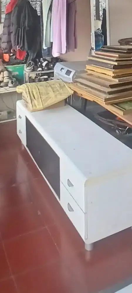 Meja tv warna putih