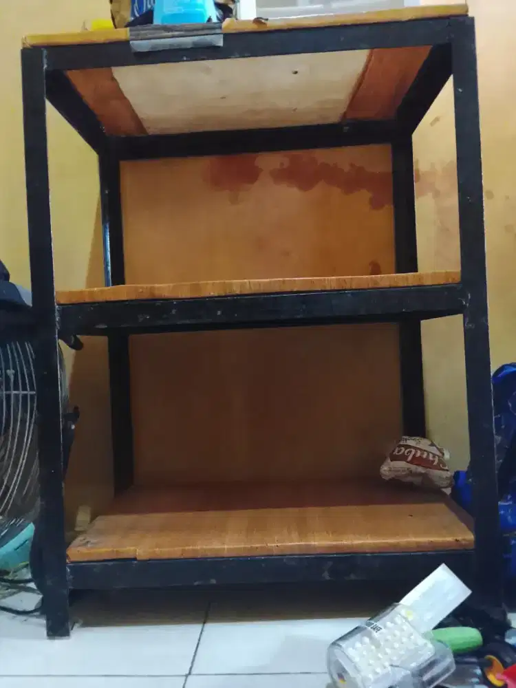 Meja besi kokoh