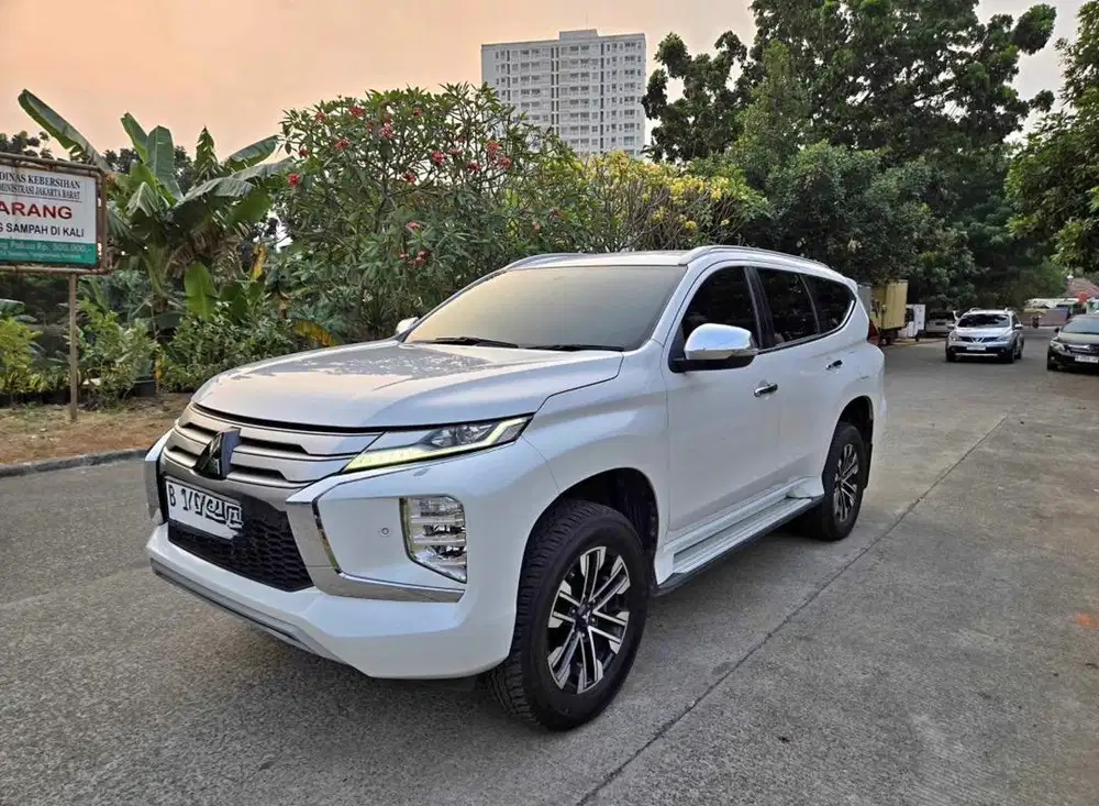 Pajero Sport Dakar ultimate White