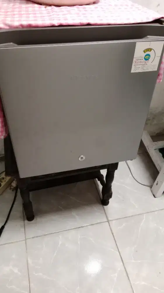 Kulkas Mini Hisense (Bekas seperti Baru)