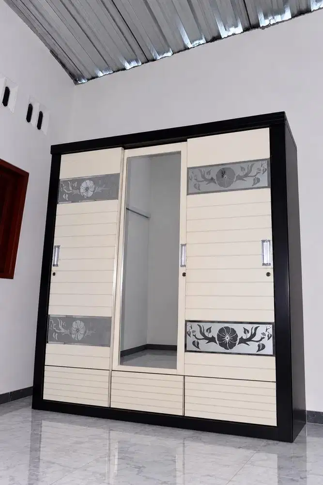 Lemari 3 pintu sliding