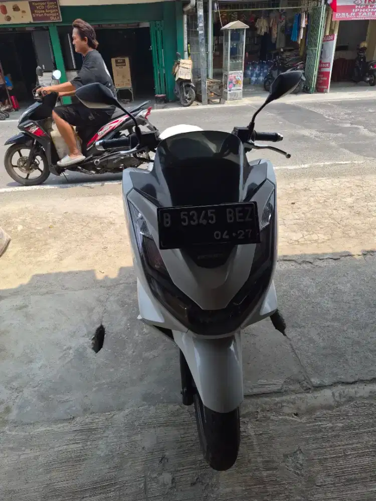 Honda PCX 2022 putih