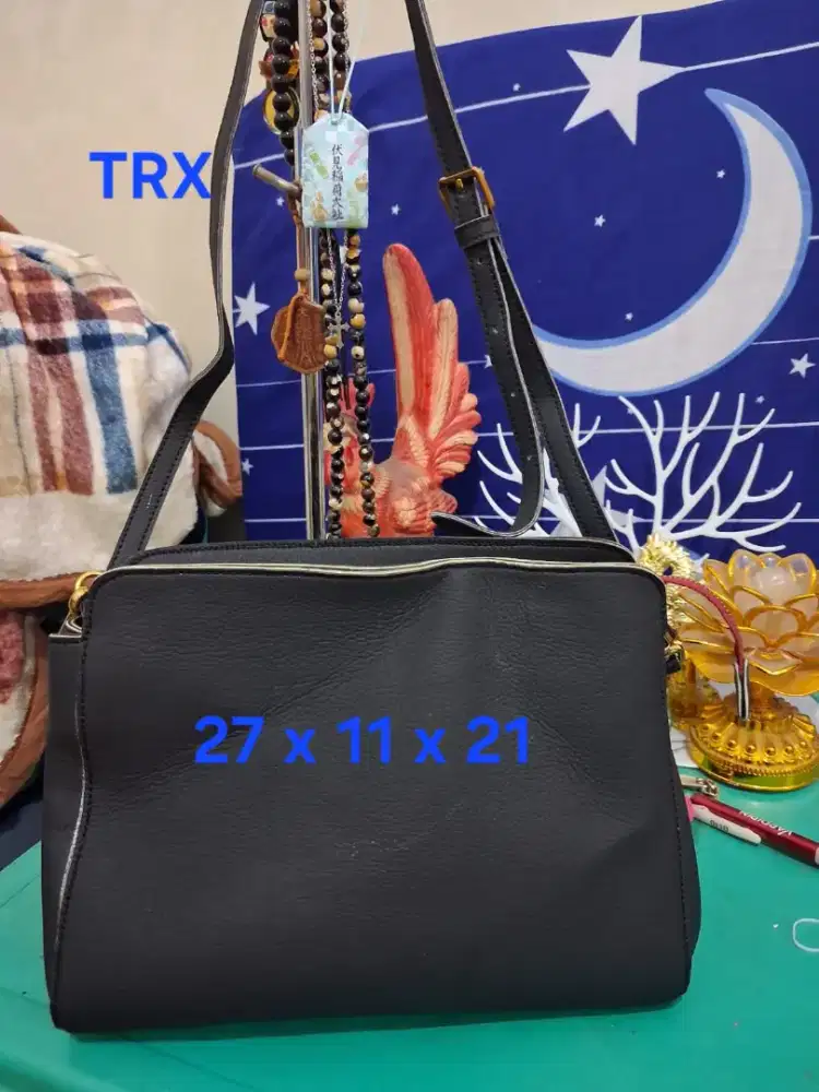 Tas selempang branded
Charles & keith uk 27 x 
11 x 21 warna hitam
Lim