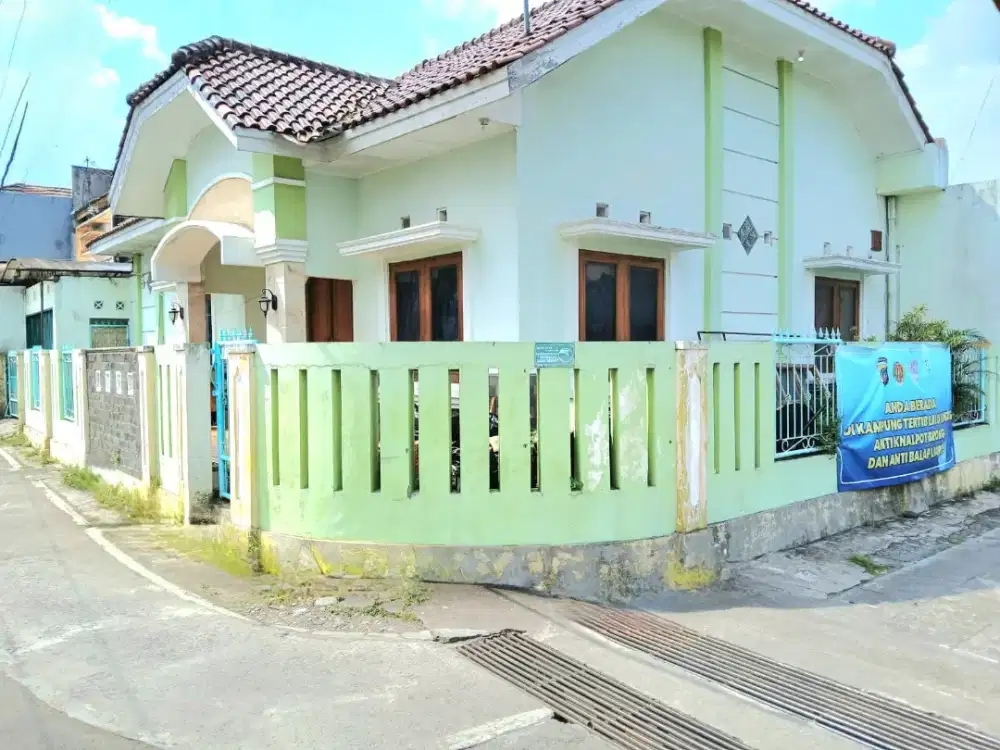 Disewakan rumah di jalan tamansiswa lokasi strategis