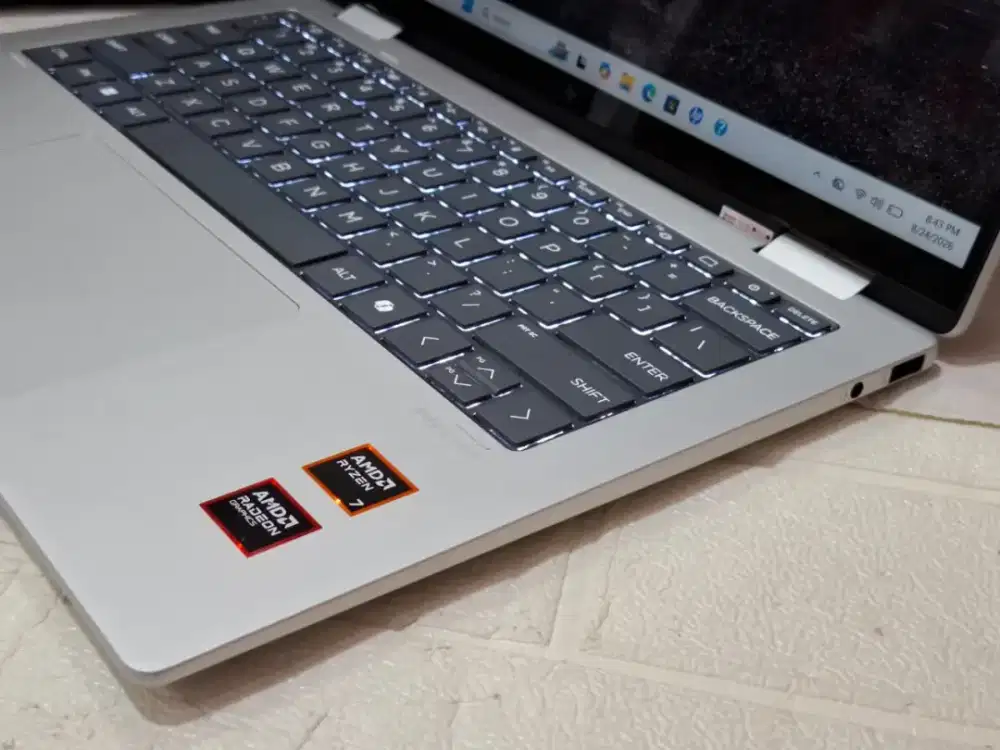 Laptop HP ENVY X360 Touchscreen/AMD Ryzen 7 8840HS