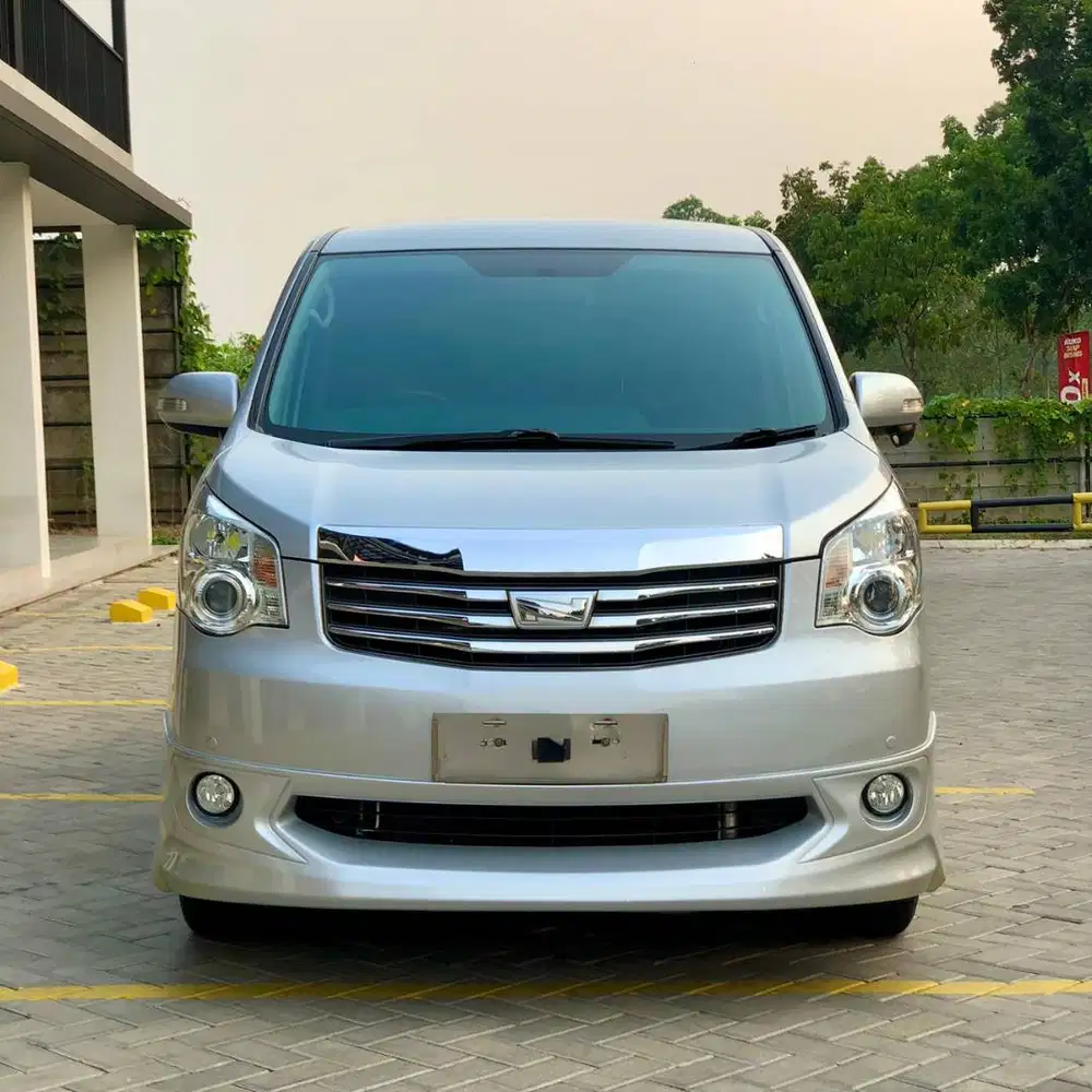 Toyota NAV1 2.0 V Limited AT Tahun 2015