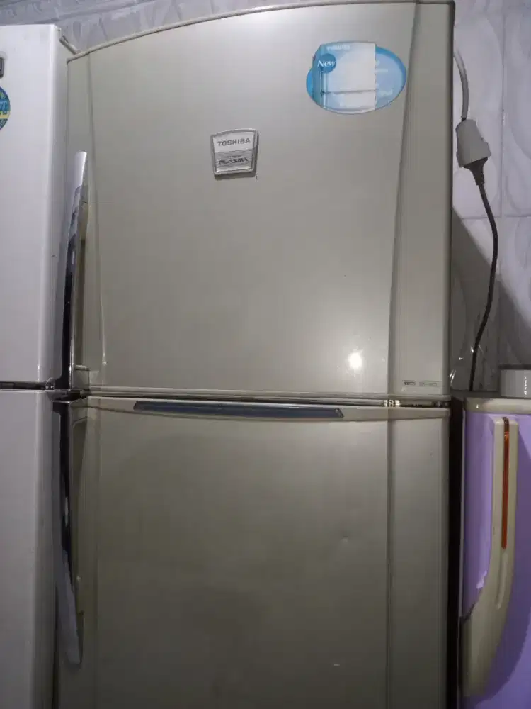 Kulkas 2 pintu Toshiba jumbo