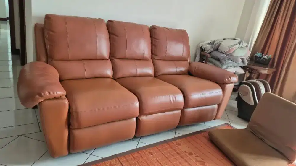 Jual cepat dan murah sofa 3 dudukan.kulit asli.