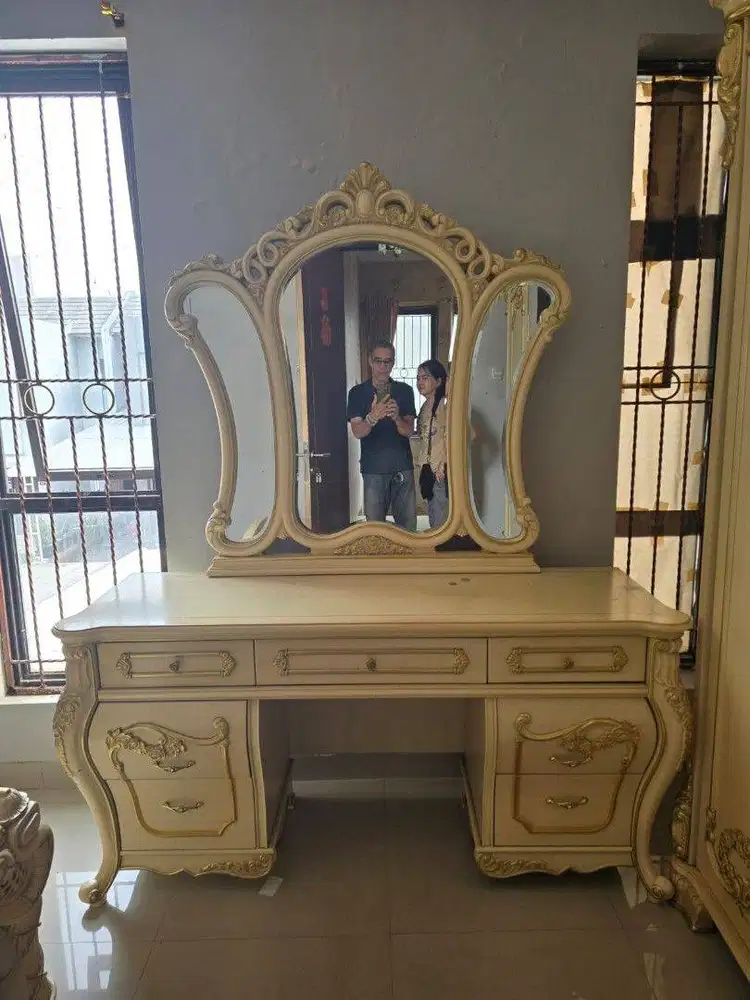DIJUAL MEJA RIAS MEBEL FURNITURE CERMIN KACA MEWAH BEKAS TERAWAT