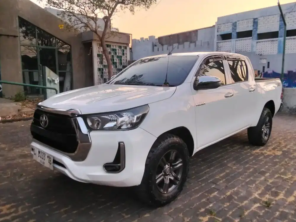 Toyota Hilux 4x4 Tahun 2023