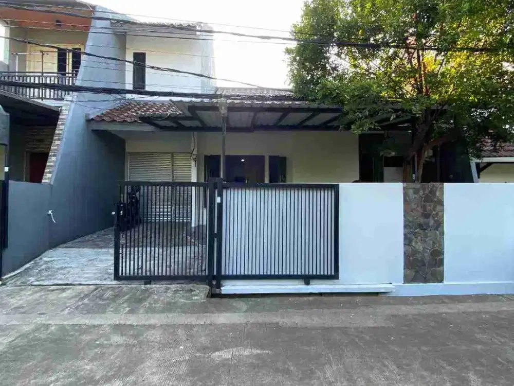 Di jual Rumah Bagus Tanah Luas Dalam Komplek Strategis Caman Jaya Jatibening Kota Bekasi