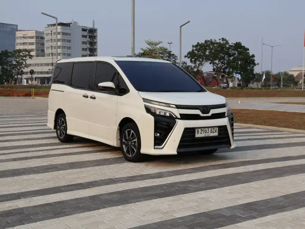 TOYOTA VOXY 2018 PUTIH. KM 68RB. PAJAK 05/2027.