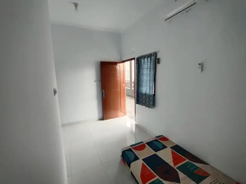 Kosan AC lokasi strategis dekat stasiun dan pasar