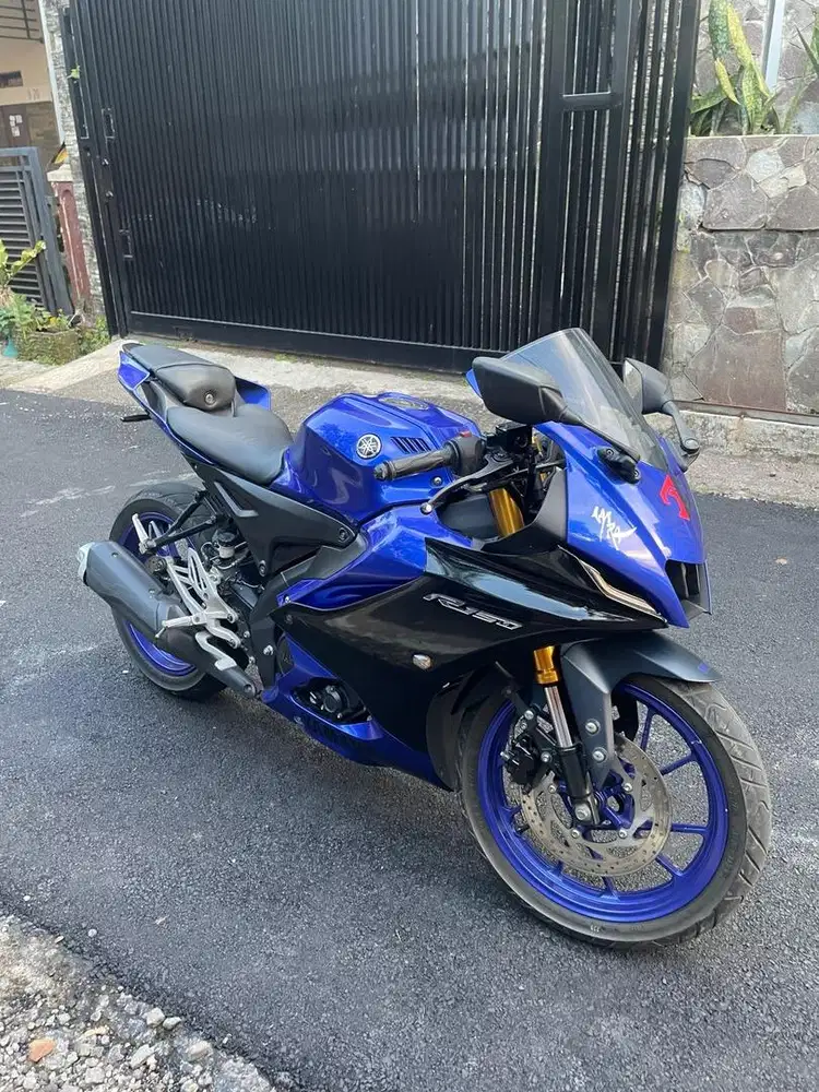 R15 V4 Blue JUAL BUTUH NEGO