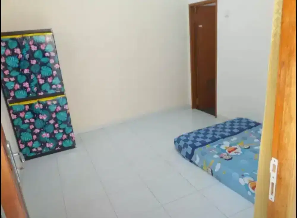Kos murah dan nyaman di pinggir jalan Utama pemukiman yang tenang.