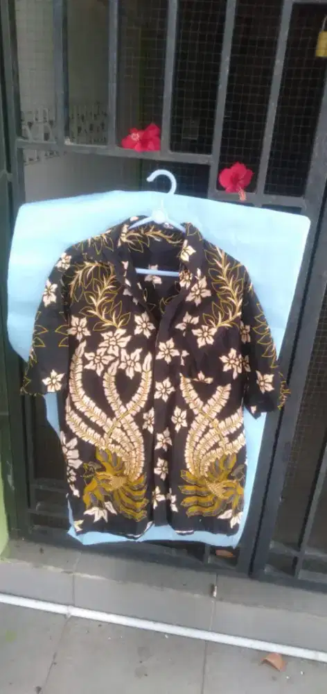 Baju kemeja motif batik2 murah meriah aja yg cepat dia dapat