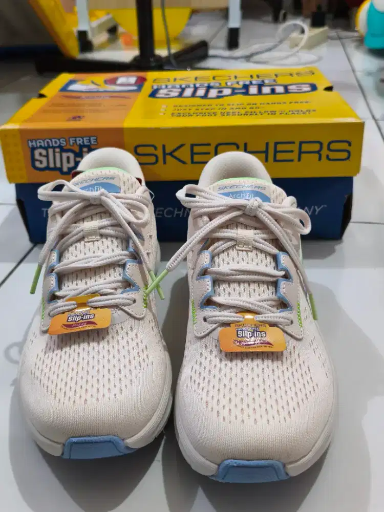 Sepatu Skechers Women Arch Fit 2