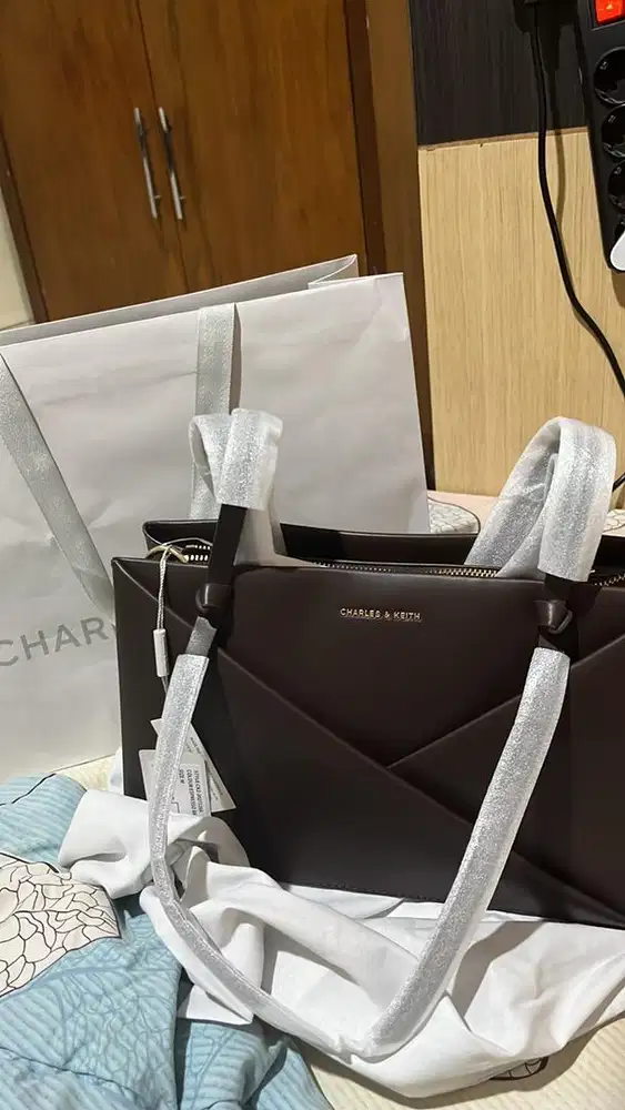 Preloved Tas Charles and Keith